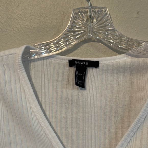 FOREVER 21 V-NECK WHITE TOP - Picture 2 of 4